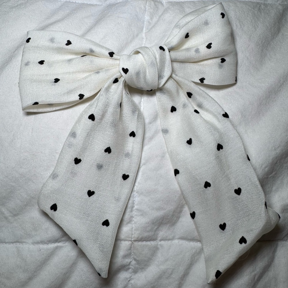 Women’s hair accessories white with black hearts bow